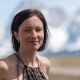 Eva im Profil in freier Natur - Schnee im Hintergrund